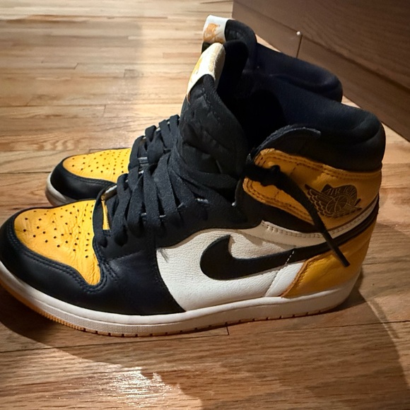 Nike Men's Black and Gold Sneakers - Picture 5 of 5